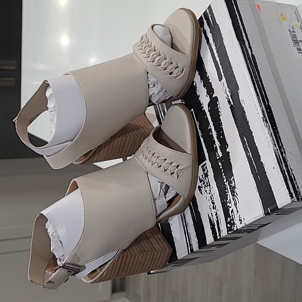 DV by Dolce Vita Beige, size 8 shoes.